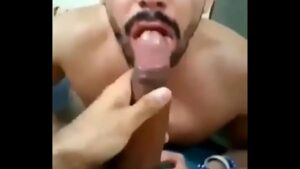 Gay com dedo na boca