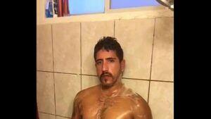Gay dando a bunda no banho