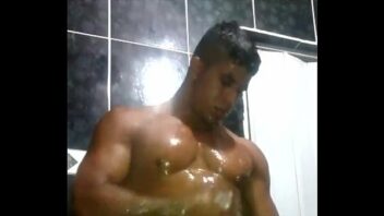 Gay dando banho no namorado
