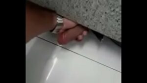 Gay dando o cu no banheiro do shopping flagra