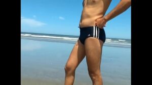 Gay de mini sunga praia videos