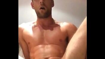 Gay esfregando dildo no rabo porn