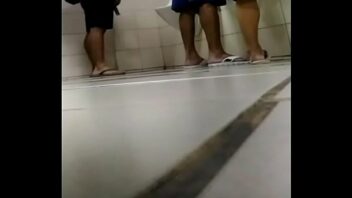 Gay filmando amigo pelado no banheiro
