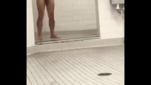 Gay filmando homem no banho