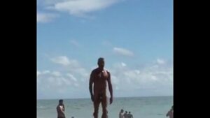Gay fodendo escondido na praia