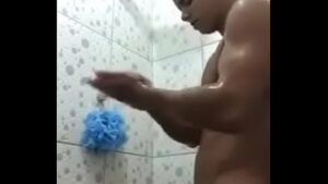 Gay gostoso tomando banho com consolo