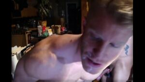 Gay loiro sarado se masturbando na webcam