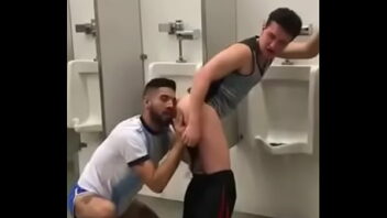Gay male video porno putaria banheiro público