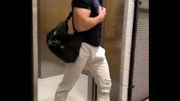 Gay masturbando elevador