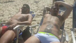 Gay musculoso sunga praia