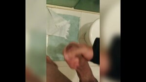 Gay novinho dano no banheiro