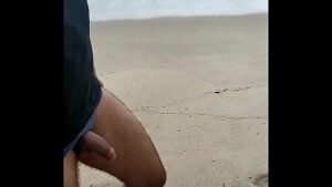 Gay pegação e foda na praia de nudismo