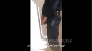 Gay pegando o policial xvideos