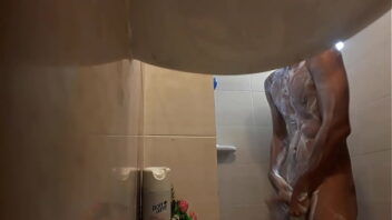 Gay pegando primo no banho