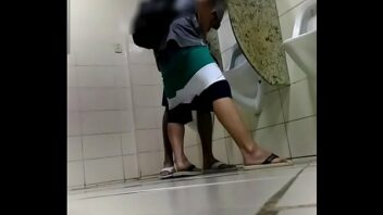 Gay perdendo virgindade no banheiro da escola