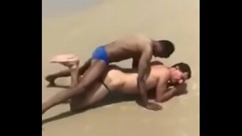 Gay pescando praia