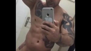 Gay tatuado no penis sensual porno