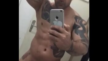 Gay tatuado no penis sensual porno