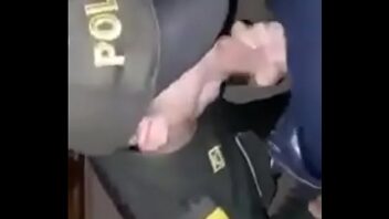 Gay videos policial dando