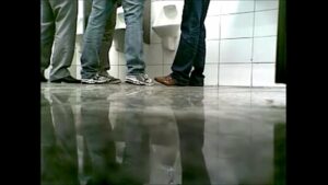Gays em pegaçao no banheiro