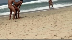 Gays transando em praia deserta