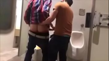 Gays trazanzando em banheiro publico