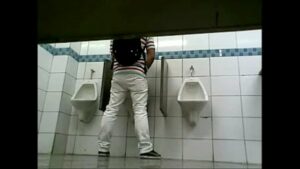Gays trepando em banheiros públicos