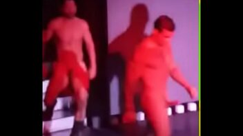 Gogoboys transando no palco gay