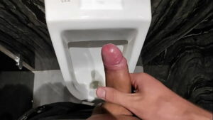 Gozada gay em banheiro público