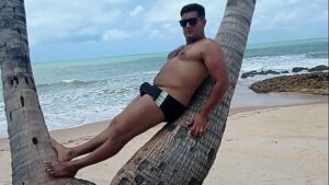 Hentai gay todos comem um homem na praia
