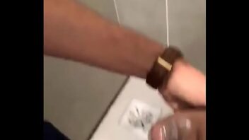 Hetero fode gay no banheiro publico