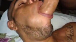 Homem brasileiro fazendo sexo gay