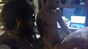 Homem careca com garoto novo sexo gay
