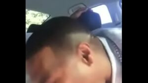 Homem comendo gay no carro