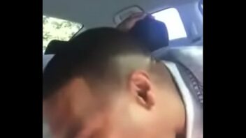 Homem comendo gay no carro