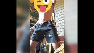 Homem dancando funk gay de short curto