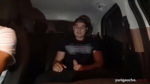 Homem motorista do uber comendo gay