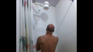Homem tomando banho transa gay
