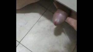 Homen de penis encapuzado em punheta gay