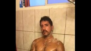 Homen tomando banho todo pelado porno gay