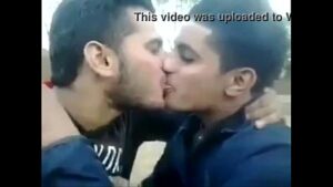 Homens beijo triplo gay
