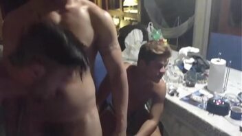 Homens fazendo suruba bareback gay brasil