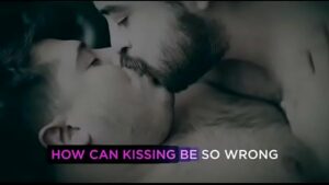 Homens gays se beijando pelados
