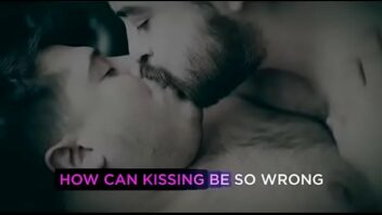 Homens gays se beijando pelados