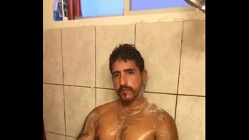 Homens gostosos fazendo sexo gay no banheiro