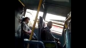 Homens se esfregando em homens em ônibus gay