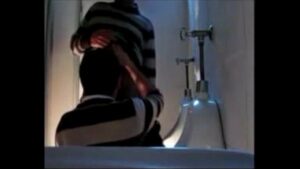 Imagem de gay se esfregando no banheiro
