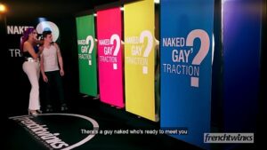 Jogando video game naked gay