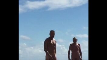Macho nu na praia gay