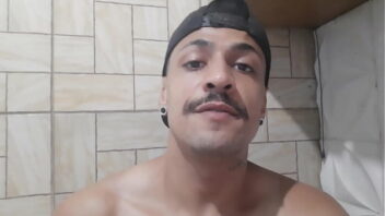 Maduro brasileiro mamando rola por.uma cerveja gay